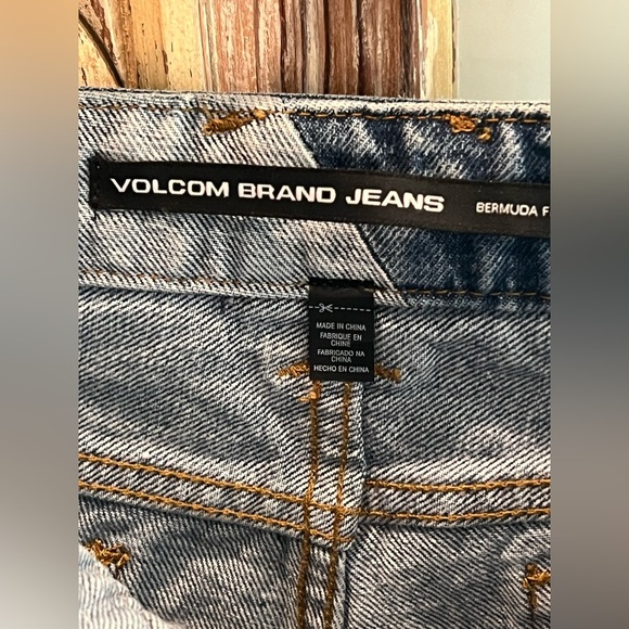 Volcom Bermuda Womens Size 26 Distressed Blue Jean Shorts NWT - Picture 5 of 5